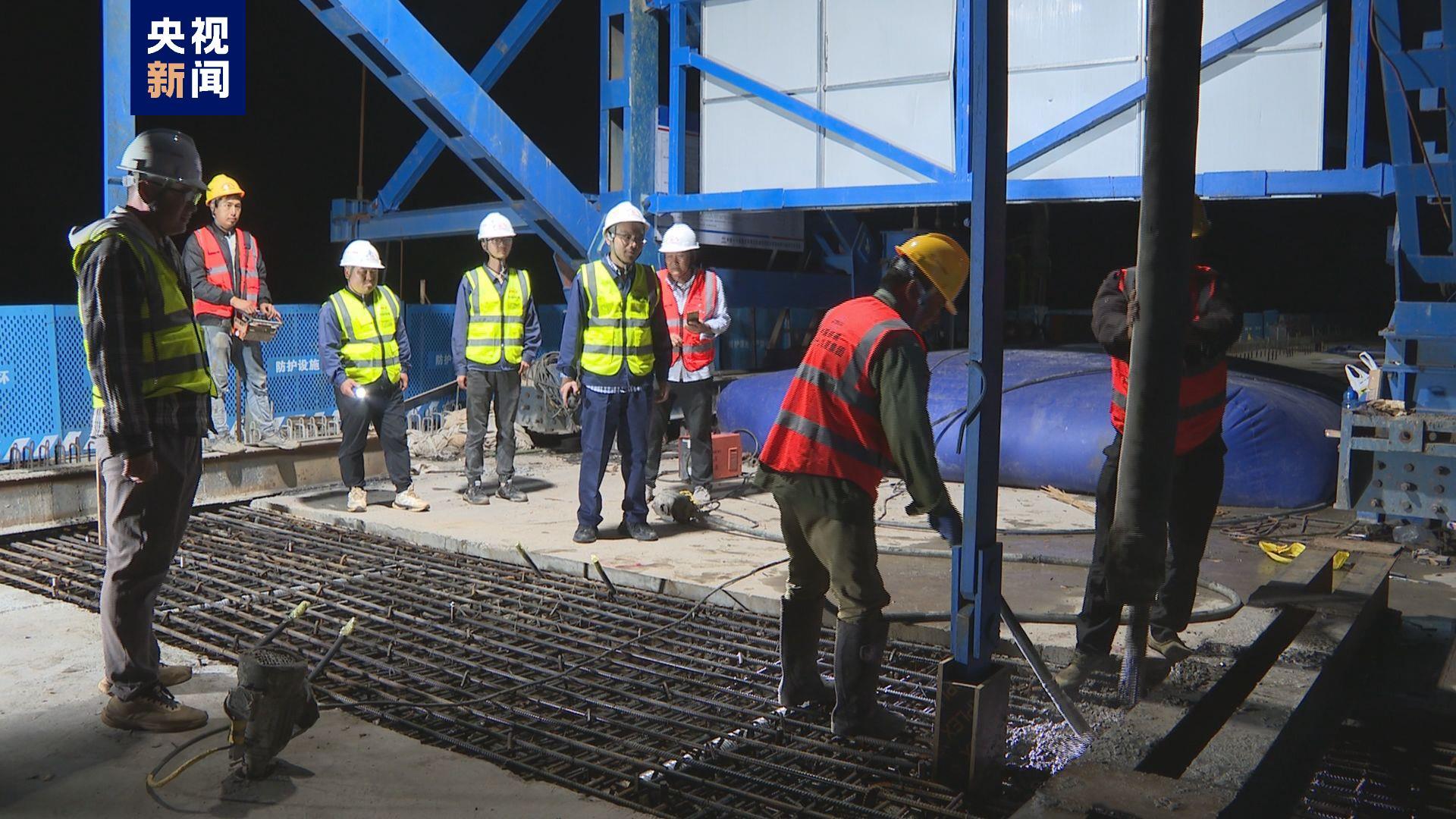 渝昆高铁云南段首座跨高速公路连续梁顺利合龙