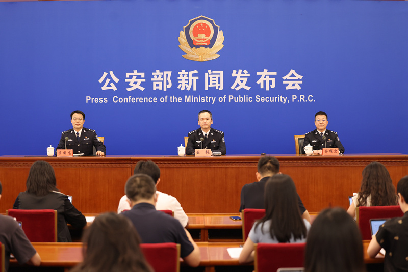 10年来我国汽车年均上牌超过2000万辆！公安部持续优化交管业务