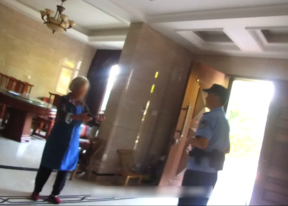 “家里5万块被偷了！”女子报警后，民警却在家中发现了更大的“秘密”