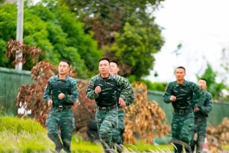 强!这个小个子兵是妥妥的排头兵! 强!这个小个子兵是妥妥的排头兵!