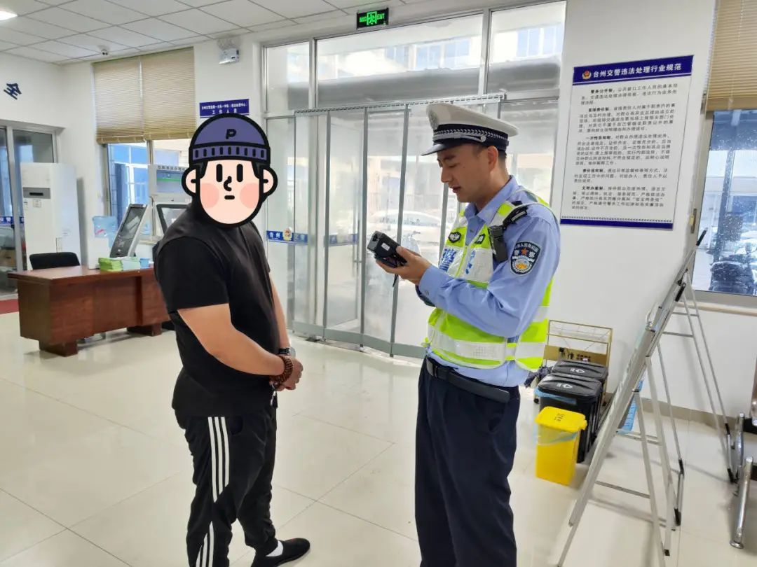 开车溅人一身水,一司机被罚! 开车溅人一身水,一司机被罚!