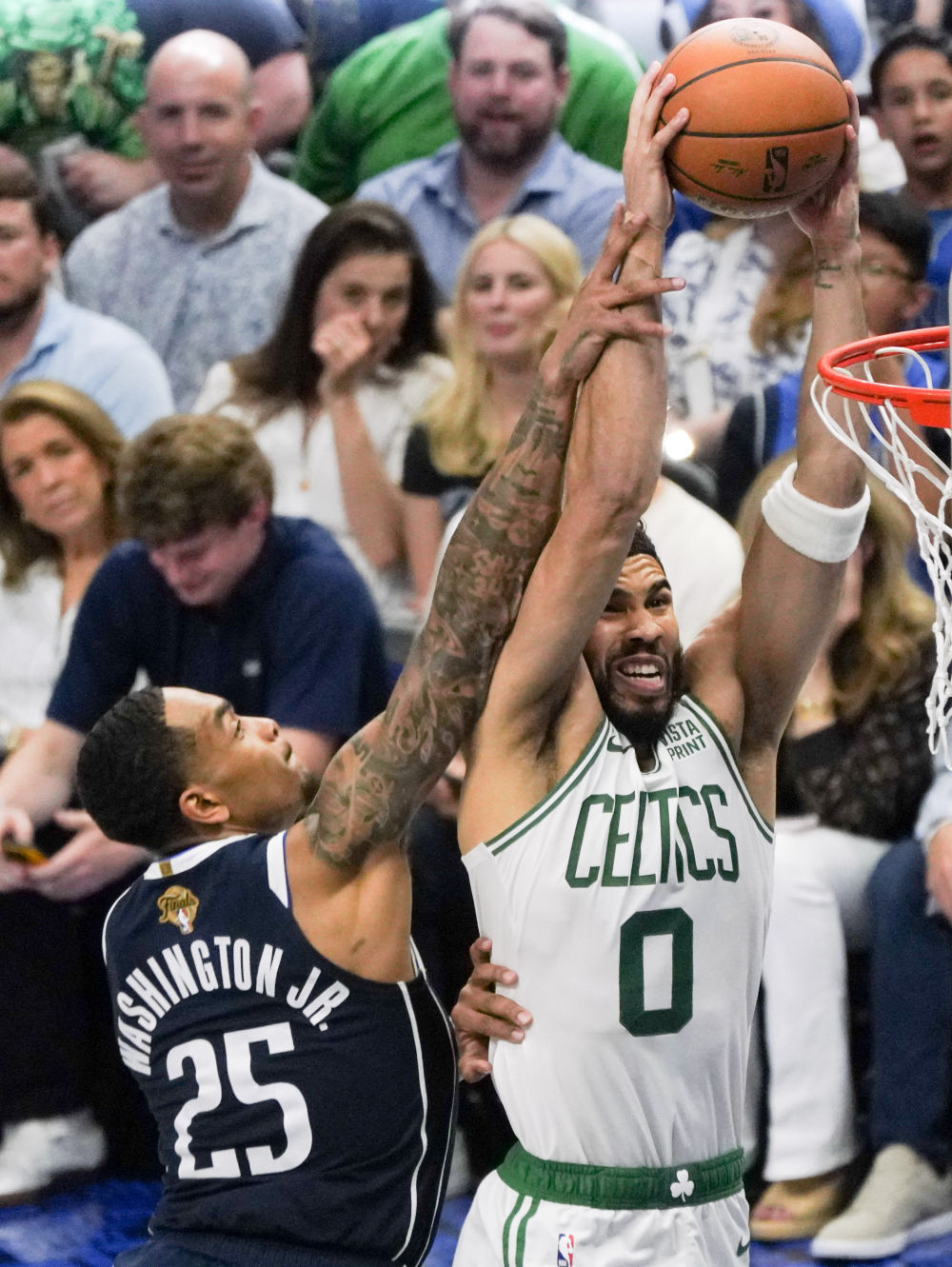 NBA总决赛：“双子星”合砍61分 凯尔特人夺冠军点