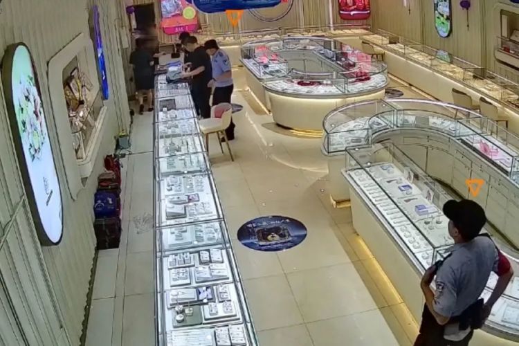 顾客消费近10万买金首饰，江西一金店老板报警！