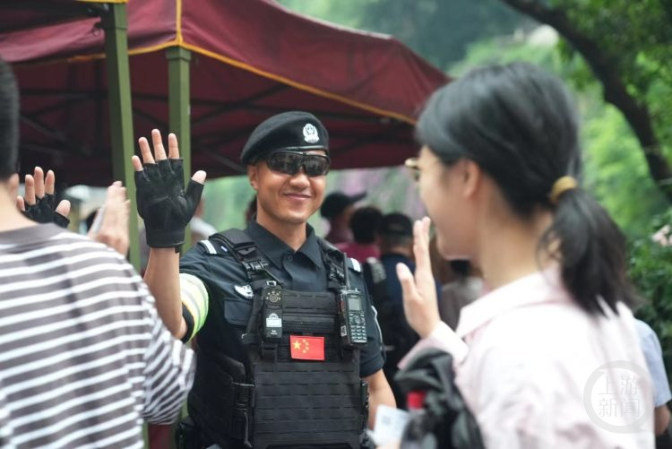 与考生击掌加油的特警小哥发出邀请:欢迎报考警校 与考生击掌加油的特警小哥发出邀请:欢迎报考警校