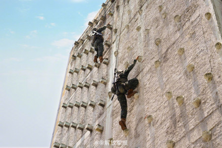 飞檐走壁！武警特战队员开展高空索降训练