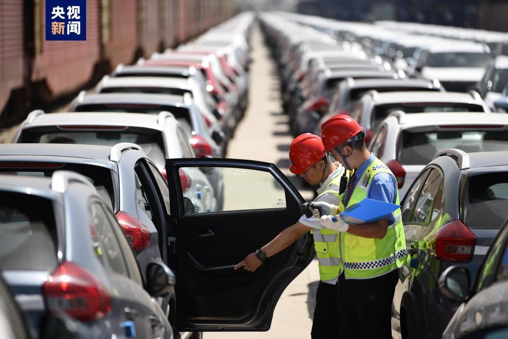 内蒙古首列“本地”国产商品汽车中欧班列启程