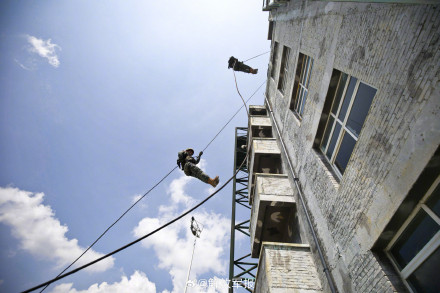 飞檐走壁！武警特战队员开展高空索降训练