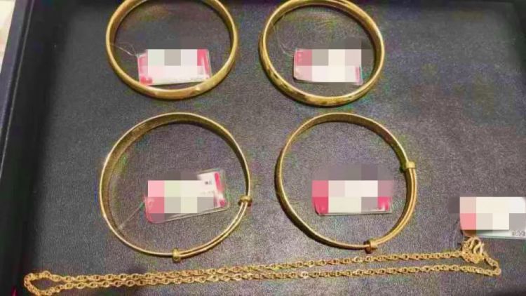 顾客消费近10万买金首饰，江西一金店老板报警！