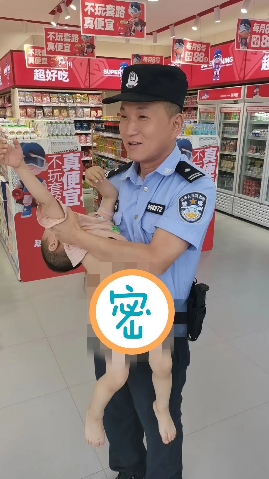 “尿不湿选手”不服惩罚独闯零食店，警察叔叔一句话“制服”