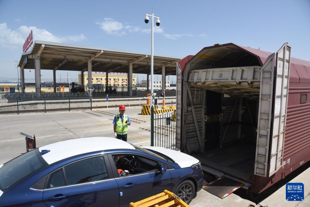 呼和浩特首趟中欧班列国产汽车运输专列出发 呼和浩特首趟中欧班列国产汽车运输专列出发