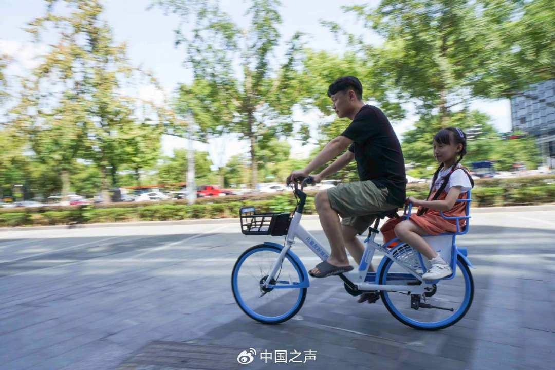 女童脚卡车轮，父母给共享单车加儿童座椅太危险