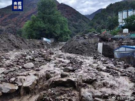 强降雨造成国道G318四川雅江段断道