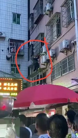 太惊险!6岁男童悬挂三楼窗外,空调工奋力托举…… 太惊险!6岁男童悬挂三楼窗外,空调工奋力托举……