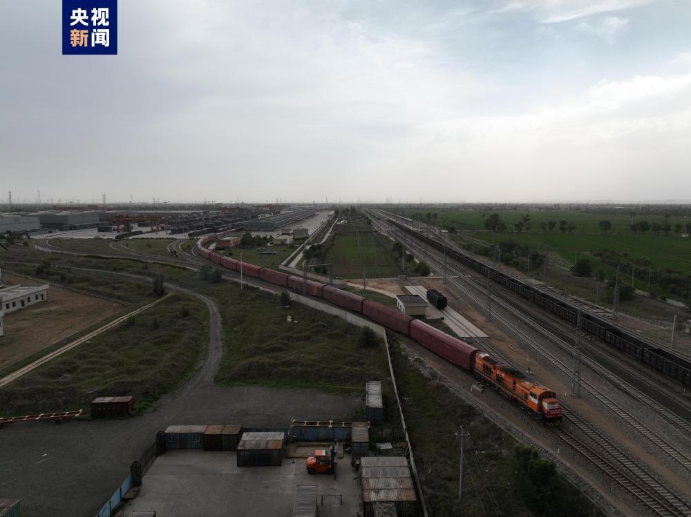 内蒙古首列“本地”国产商品汽车中欧班列启程