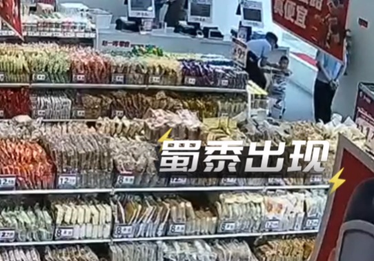 “尿不湿选手”不服惩罚独闯零食店，警察叔叔一句话“制服”