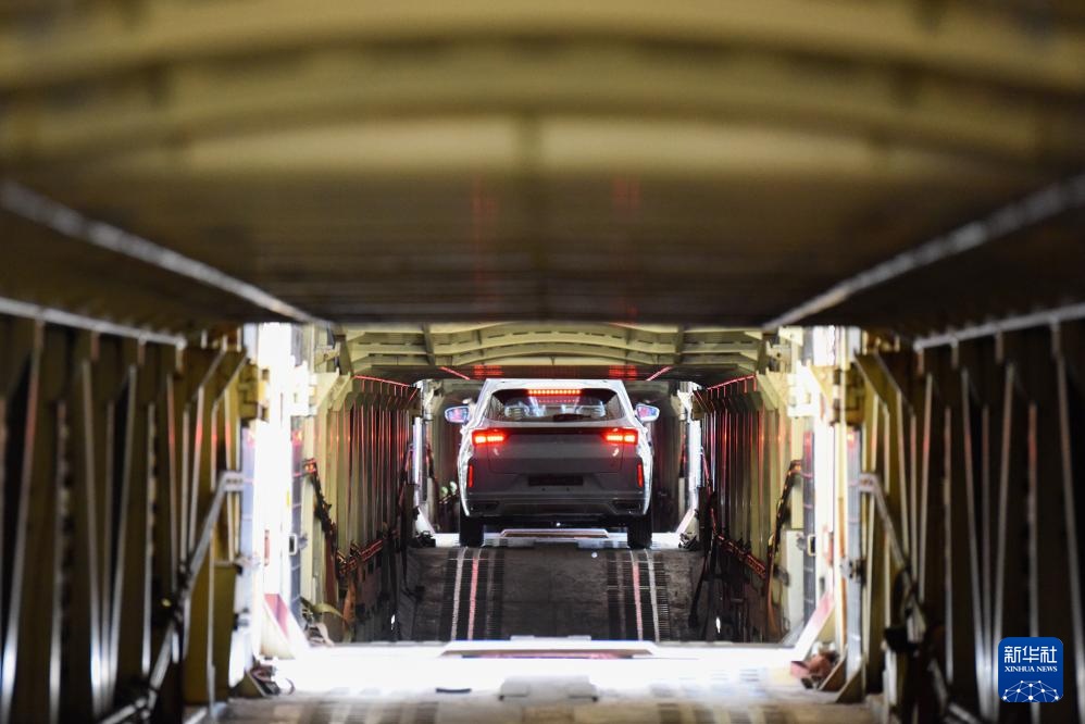 呼和浩特首趟中欧班列国产汽车运输专列出发 呼和浩特首趟中欧班列国产汽车运输专列出发