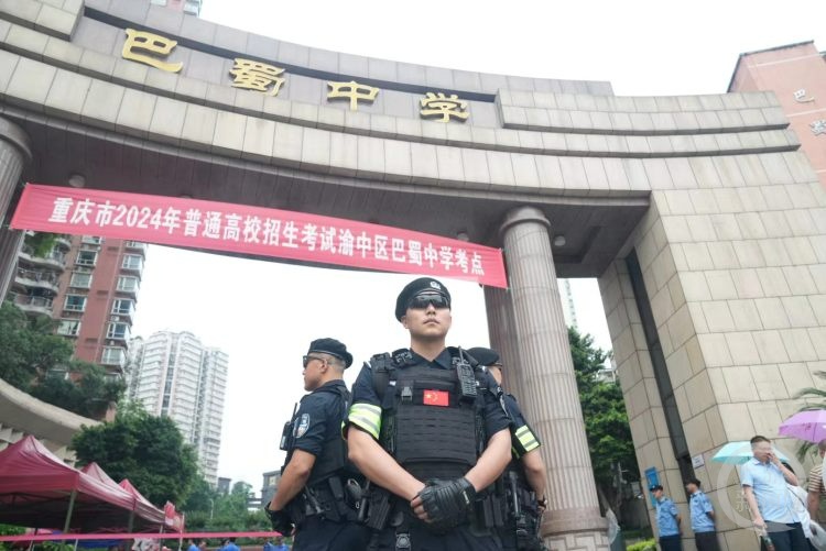 与考生击掌加油的特警小哥发出邀请:欢迎报考警校 与考生击掌加油的特警小哥发出邀请:欢迎报考警校