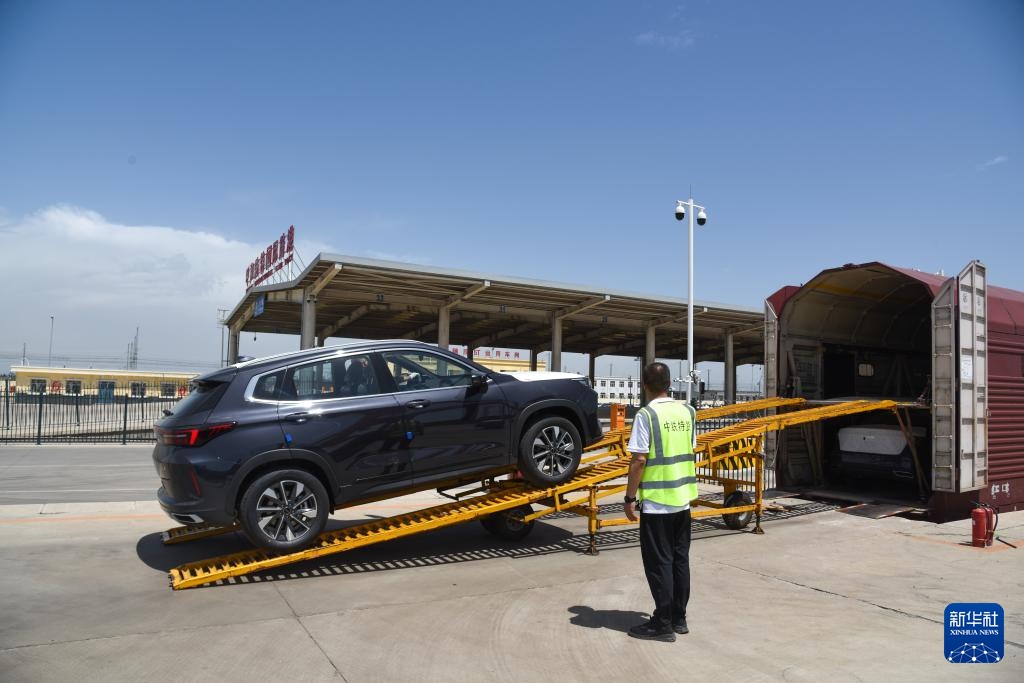 呼和浩特首趟中欧班列国产汽车运输专列出发 呼和浩特首趟中欧班列国产汽车运输专列出发