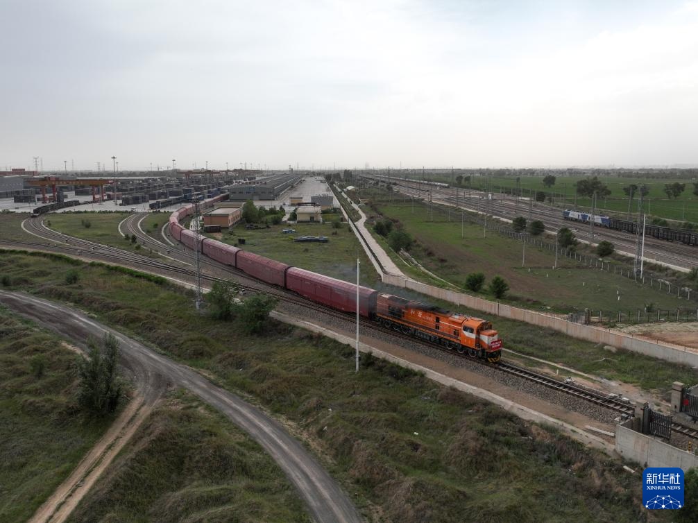 呼和浩特首趟中欧班列国产汽车运输专列出发 呼和浩特首趟中欧班列国产汽车运输专列出发