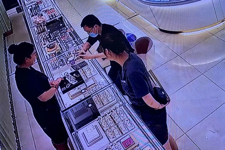 顾客消费近10万买金首饰，江西一金店老板报警！