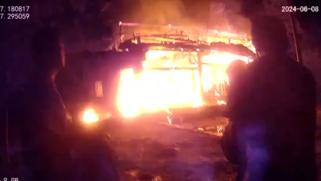 面对熊熊大火！他们“逆行”将一名被困男孩从死神手里“抢”了回来