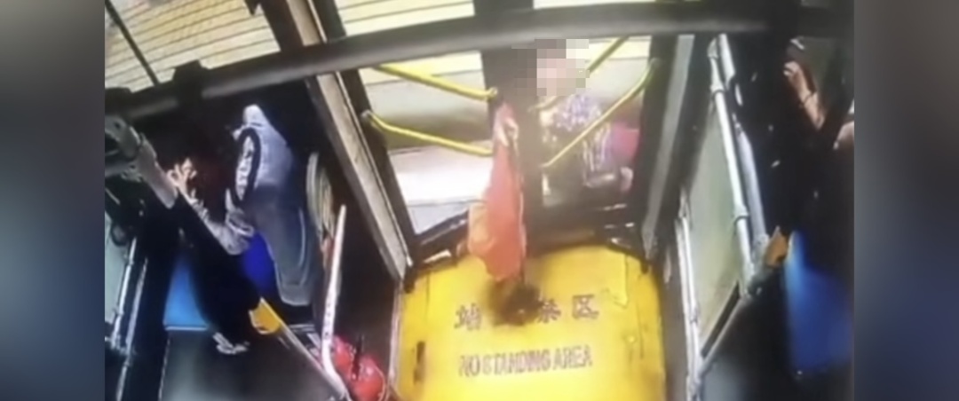 八旬老人下公交时被车门带倒身亡,巴士公司通报 八旬老人下公交时被车门带倒身亡,巴士公司通报