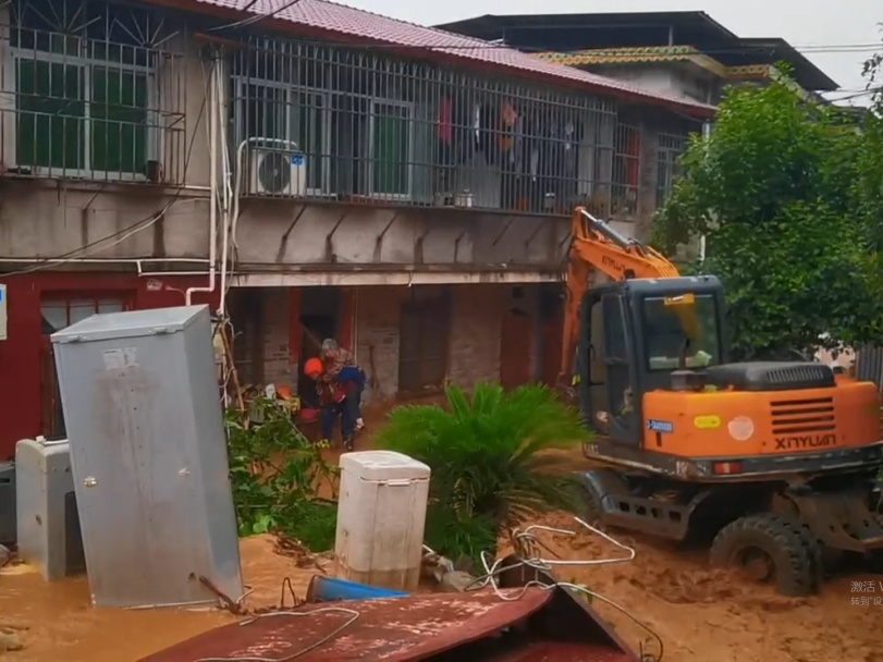 暴雨突袭老人被困家中，关键时刻，他们来了……