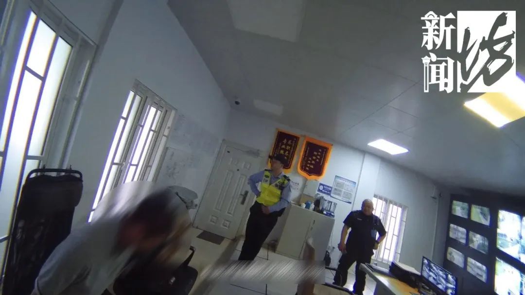 沪公园内一少年散步晒太阳，民警：不对劲！