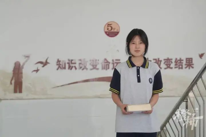 一夜过后，还是热搜第一！17岁中专女生闯进全球数学竞赛12强，网友：强者不抱怨环境