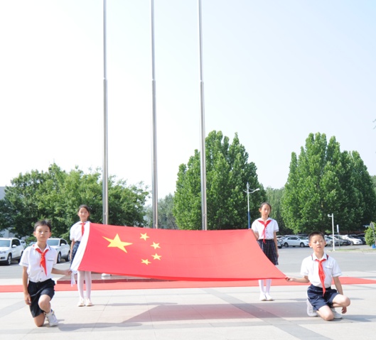 曾遨游太空的五星红旗在中国航天科工集团传递