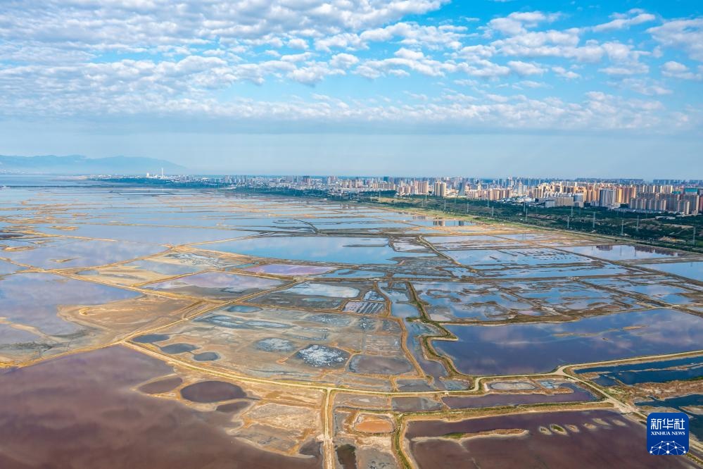 盐湖“变身” 山明水秀