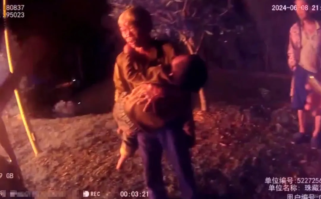 面对熊熊大火！他们“逆行”将一名被困男孩从死神手里“抢”了回来