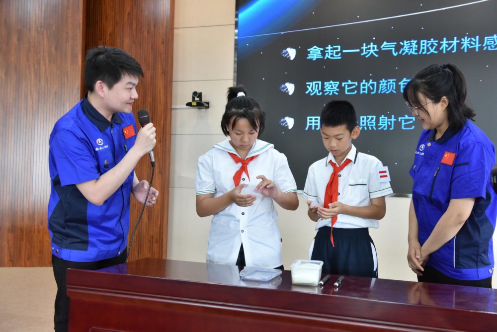 曾遨游太空的五星红旗在中国航天科工集团传递