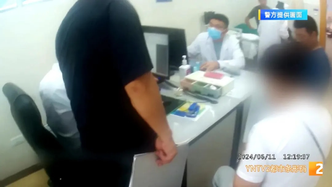 “救命啊！三个机器人小偷来我家搬东西”！女子报警求救，警察该如何应对？