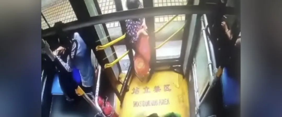 八旬老人下公交车时被车门带倒身亡，官方深夜通报