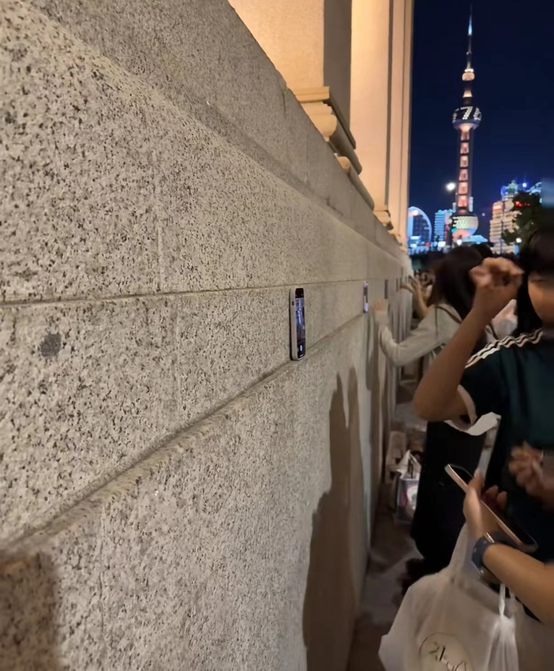 上海外滩这条马路火了,游客突然集体“面壁思过”式“罚站”?原来墙上有“乾坤”! 上海外滩这条马路火了,游客突然集体“面壁思过”式“罚站”?原来墙上有“乾坤”!