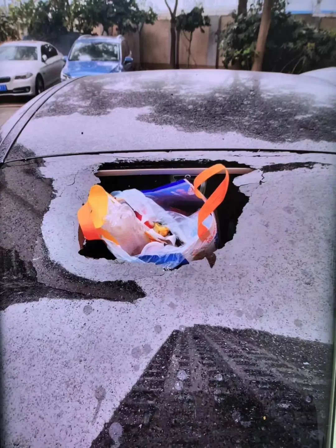 这份“外卖”竟以意想不到的方式出现在轿车后车窗上…… 这份“外卖”竟以意想不到的方式出现在轿车后车窗上……