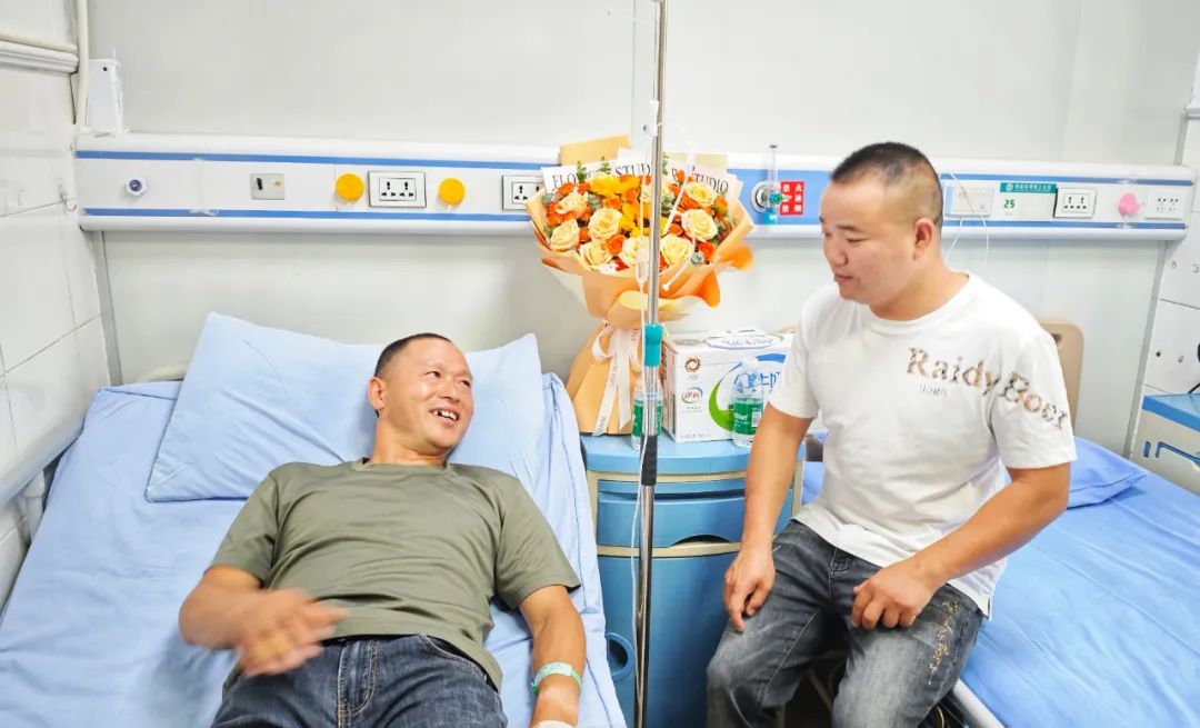 跳入激流、砸车救人！成都市民搭起“人链”上演生死救援