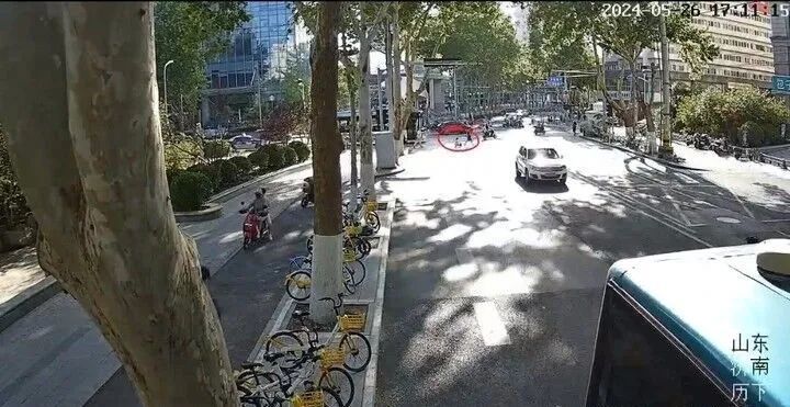 济南街头，一5岁女童独自骑着扭扭车，从千佛山差点到了大明湖……