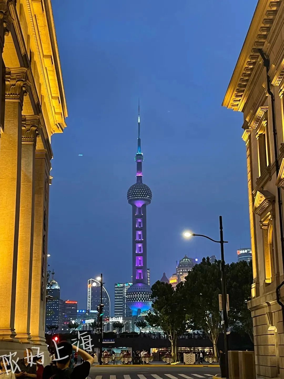 上海外滩这条马路火了,游客突然集体“面壁思过”式“罚站”?原来墙上有“乾坤”! 上海外滩这条马路火了,游客突然集体“面壁思过”式“罚站”?原来墙上有“乾坤”!