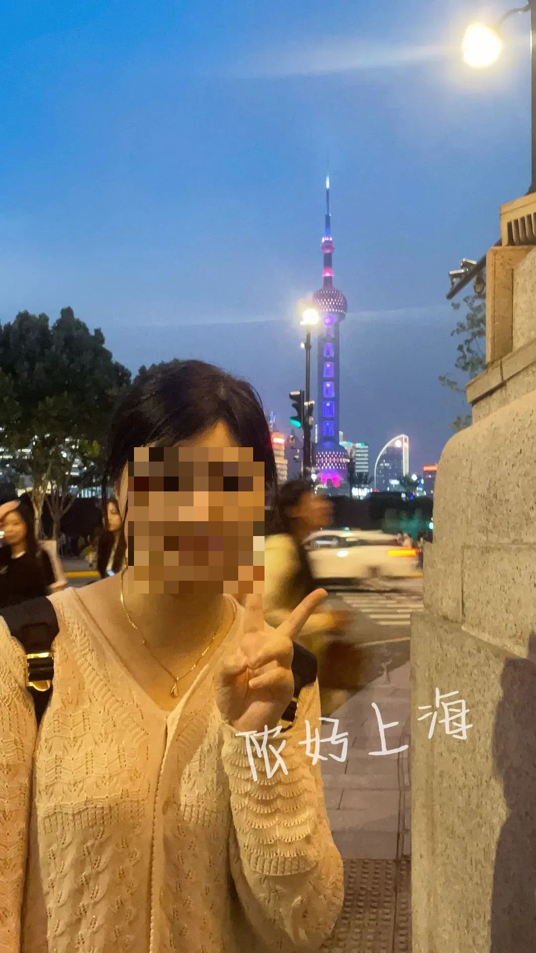 上海外滩这条马路火了,游客突然集体“面壁思过”式“罚站”?原来墙上有“乾坤”! 上海外滩这条马路火了,游客突然集体“面壁思过”式“罚站”?原来墙上有“乾坤”!