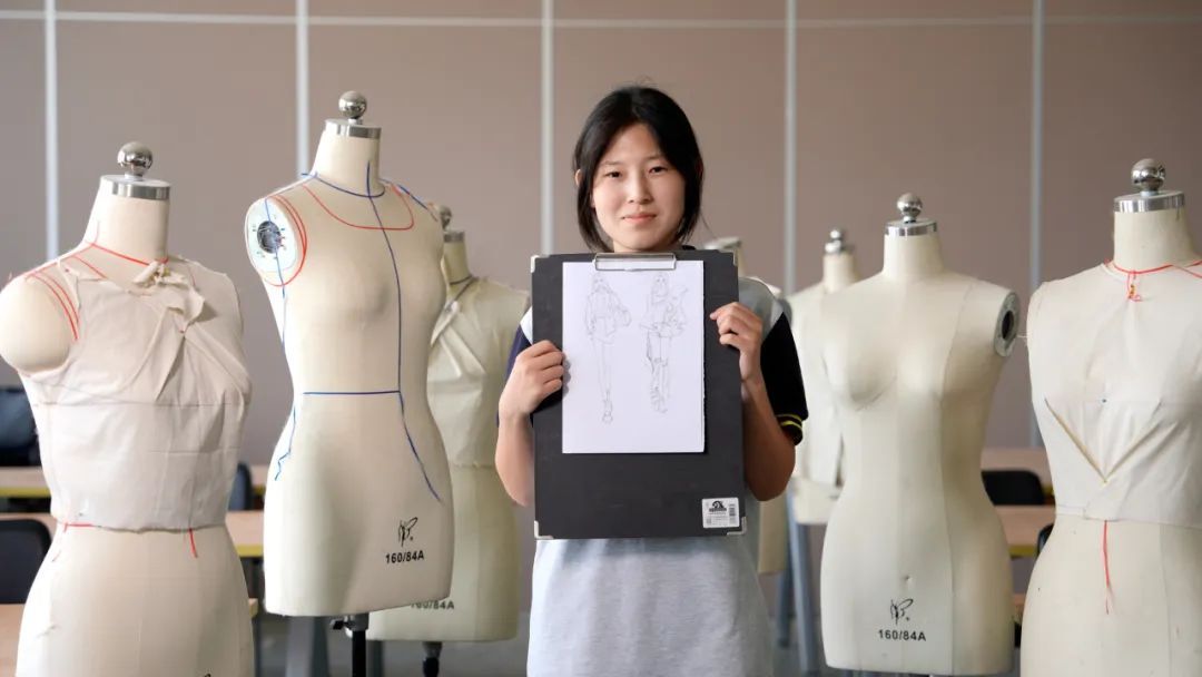 热搜爆了！史上首位中专生，这个17岁女孩闯进全球数学竞赛12强