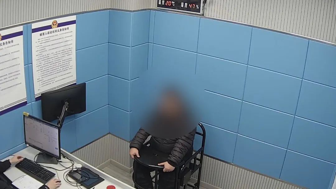 这份“外卖”竟以意想不到的方式出现在轿车后车窗上…… 这份“外卖”竟以意想不到的方式出现在轿车后车窗上……