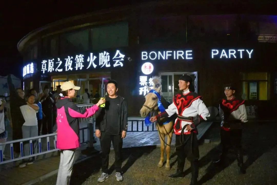 游客景区抽奖中了一匹马！网友：怎么带回家？