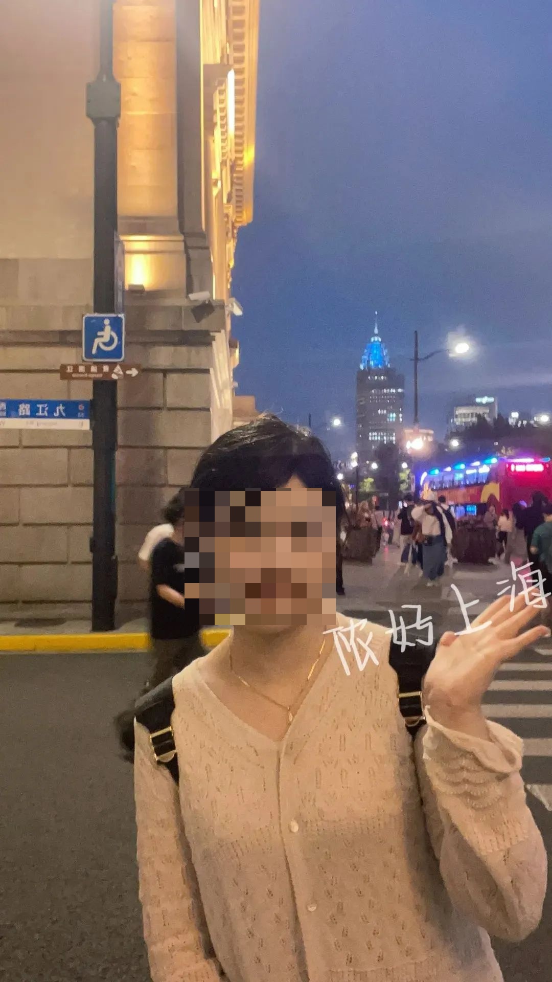 上海外滩这条马路火了,游客突然集体“面壁思过”式“罚站”?原来墙上有“乾坤”! 上海外滩这条马路火了,游客突然集体“面壁思过”式“罚站”?原来墙上有“乾坤”!