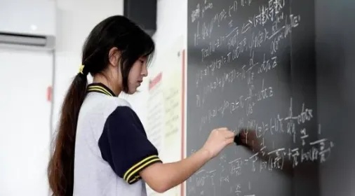 一夜过后，还是热搜第一！17岁中专女生闯进全球数学竞赛12强，网友：强者不抱怨环境