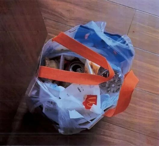 这份“外卖”竟以意想不到的方式出现在轿车后车窗上…… 这份“外卖”竟以意想不到的方式出现在轿车后车窗上……