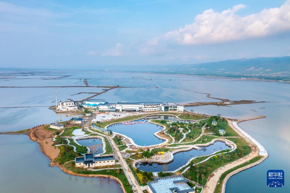盐湖“变身” 山明水秀