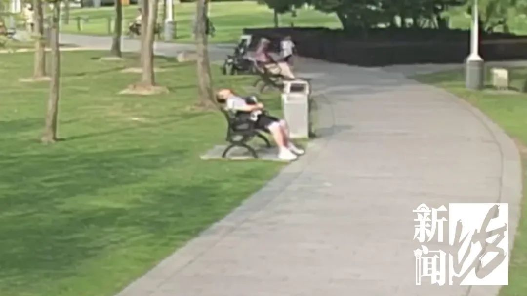 沪公园内一少年散步晒太阳，民警：不对劲！