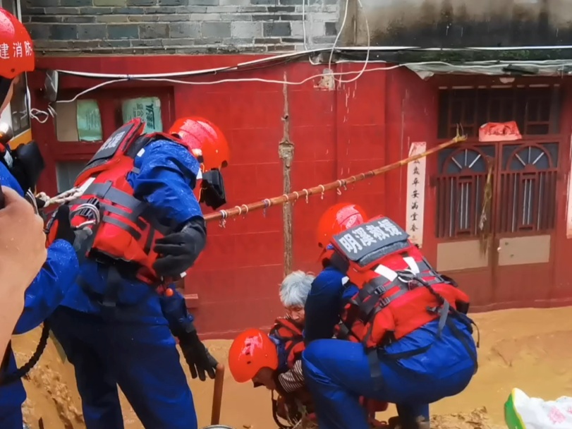 暴雨突袭老人被困家中，关键时刻，他们来了……